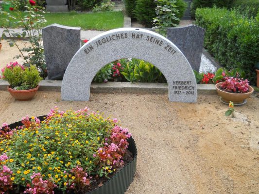 Bogen aus Schlesischem Granit mit Bronzeschrift