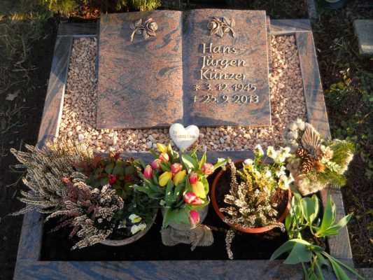 Buch aus Barap mit Bronzeschrift