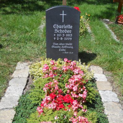 Denkstein aus Indisch black, geschliffen mit vertiefter hell lasierter Inschrift (Nr 27)