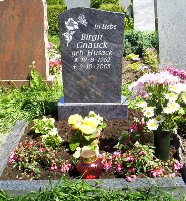 Denkstein aus Orion mit vertiefter hell lasierter Inschrift und Gravur