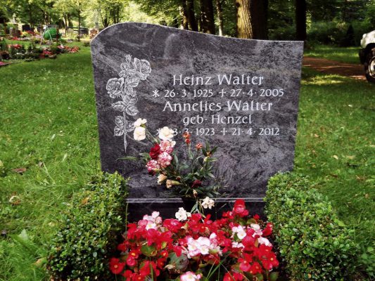 Denkstein aus Orion mit vertiefter hell lasierter Inschrift und Gravur2