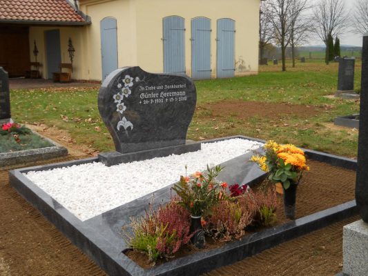 Doppelgrab aus orion mit plastischem Ornament und diagonaler polierter Platte