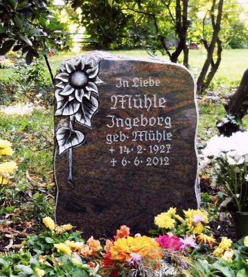 Felsen aus Halmstadt mit plastischer, getönter Sonnenblume
