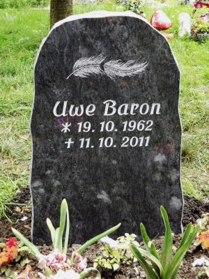 Felsen aus Orion mit vertiefter hell lasierter Inschrift und Gravur (Nr 20)