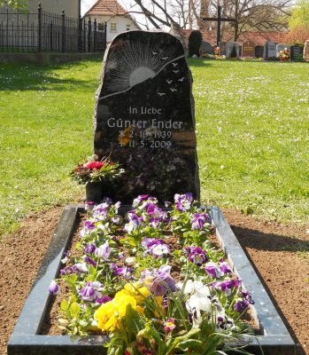 Felsen aus dunklem Labrador mit vertiefter hell lasierter Inschrift und Ornament (Nr 31)