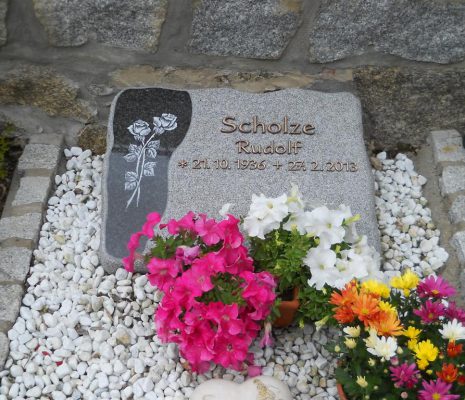 Liegestein mit gestokter Schriftfläche, Bronzeschrift und Gravur auf poliertem Grund