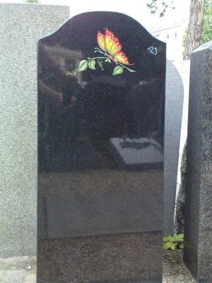 Schwarz Schwedischer Granit mit Schmetterling und Swarovskisteinen