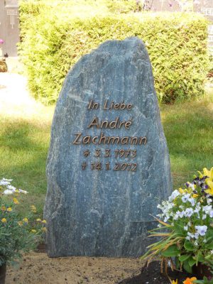 Serpentinfels mit Bronzeschrift (2)